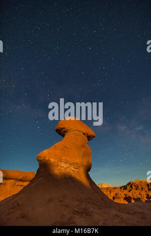 Le Clair de lune éclairant les gobelins ou cheminées de grès érodées de Entrada dans Goblin Valley State Park, Utah, USA Banque D'Images