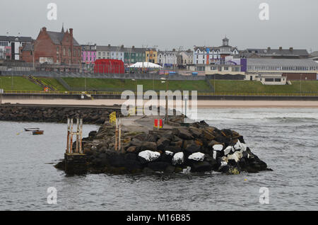 La bouche du port de Portrush Fr Antrim Irlande du Nord,N à la recherche sur la ville. Banque D'Images