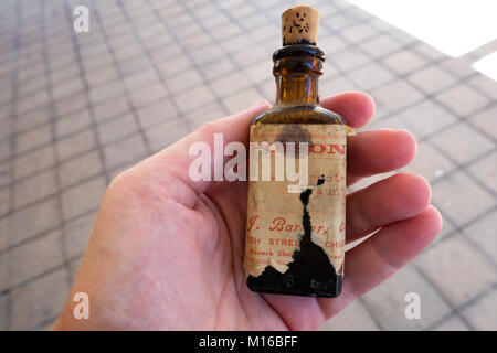 Poison australienne bouteille avec étiquette ancienne Banque D'Images