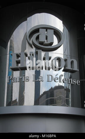 Inscription sur la façade de l'hôtel Hilton Hotel Paris dans le quartier des affaires La Défense, zone métropolitaine de Paris et Ile-De-France, France. Banque D'Images