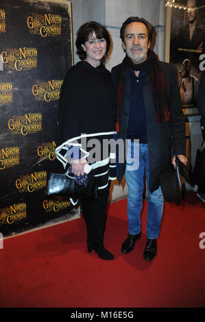 Robert Lindsay et Rosemarie Ford à la soirée d'ouverture de jeune fille du pays du Nord écrit et réalisé par Conor McPherson avec la musique et les paroles de Bob Dylan. Girl from the North Country les transferts dans le West End après une vente, out run à l'Old Vic en été 2017. La distribution comprend : Shirley Henderson, Ciaran Hinds, Sheila Atim, Arinze Kene, Sam Reid, Bronagh Gallagher, David Ganly, Adam James, Claudia Jolly, Karl Johnson, Debbie Kurup, Finbar Lynch et Jack Shalloo. Au Noel Coward Theatre, 85-88 St Martin's Lane, WC2N 6AP, 11.01.18 Banque D'Images