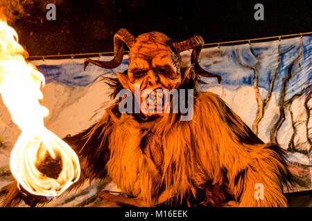 Un participant habillé en 89° prend part dans le Palio de l'Pignarulars Krampus et dans le cadre de célébrations de l'Epiphanie le 5 janvier 2018 à Tarcento. Banque D'Images