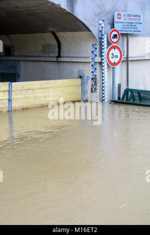 Bry-sur-Marne, Val-de-Marne, France - 24 janvier 2018 : les marqueurs d'inondation et de la signalisation routière à l'entrée d'un tunnel inondé par l'importante augmentation de la Banque D'Images
