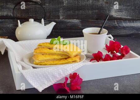 Crêpes au fromage avec du thé sur un plateau en bois Idées pour le petit déjeuner. Petit-déjeuner romantique. L'amour, Saint Valentin-s jour Banque D'Images