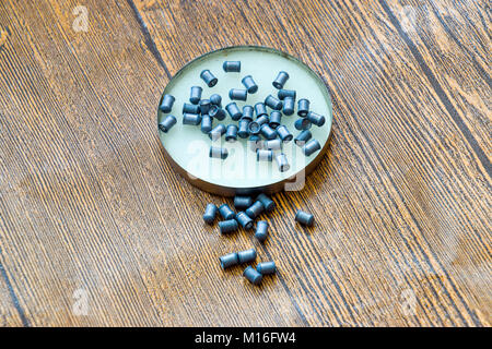 Balles de plomb pour armes pneumatiques. Balles de calibre 4,5 mm Banque D'Images