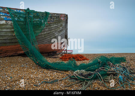 Un vieux bateau sur la plage, Dungeness, Kent Banque D'Images