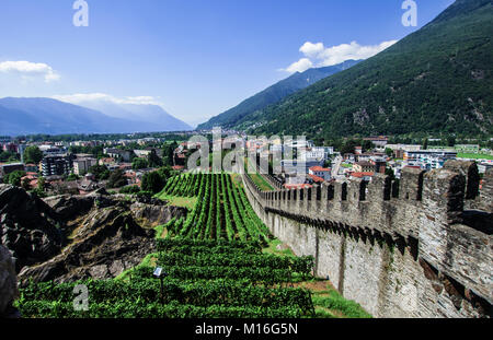 Avis de Bellinzona, Suisse, des murs d'un château de l'Héritage Mondiale Banque D'Images