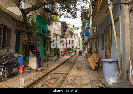 Hanoi, Vietnam-16 Dec 2017. Une femme consulte ses lave-linge à l'extérieur de sa maison sur une rue résidentielle dans le centre de Hanoi connu sous le nom de 'rue' train Banque D'Images