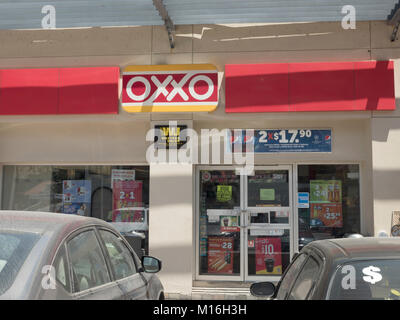 L'Oxxo mexicain Convenience Store Logo Entrée avant à l'extérieur du magasin Cabo San Lucas Mexique Banque D'Images