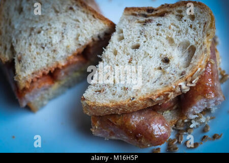 Sandwich saucisse pain ensemencée dans artisan Banque D'Images