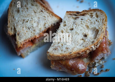 Sandwich saucisse pain ensemencée dans artisan Banque D'Images