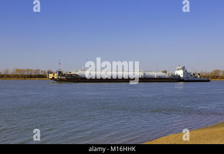 Barge avec citernes pour produits d'huile flottant sur la rivière Banque D'Images