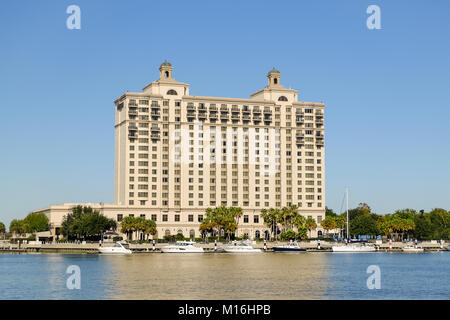 SAVANNAH, Georgia, USA - 31 octobre 2017 : Le Westin Savannah Harbor Golf Resort and Spa, un hôtel de luxe au bord de l'eau. Banque D'Images