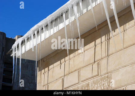 Fenêtre gelée glace suspendu au plafond dans une tour en brique, au cours de l'hiver noël saison pause Banque D'Images