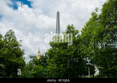 Monument de l'indépendance birmane obélisque blanc à Maha Bandula park à Yangon, Myanmar, Birmanie. Grand obélisque dans le centre de loisirs de l'établissement park garden Asia Banque D'Images