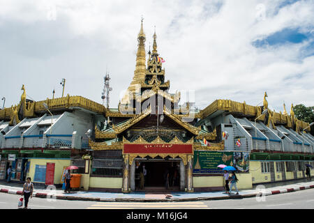 L'extérieur de la pagode Sule et stupa doré, à un carrefour et utilisé comme un îlot rond-point avec des magasins dans le centre-ville de Yangon, Myanmar Birmanie Asie Banque D'Images