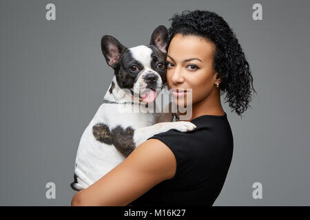Jeune femme avec chien bouledogue français Banque D'Images