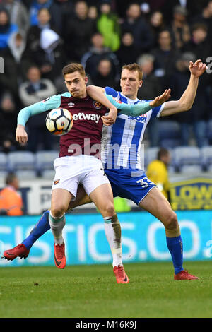 West Ham United's Toni Martinez (à gauche) et Wigan Athletic's Dan Burn en concurrence pour la possession au cours de l'Emirates en FA Cup, quatrième ronde match à la DW Stadium, Wigan. Banque D'Images