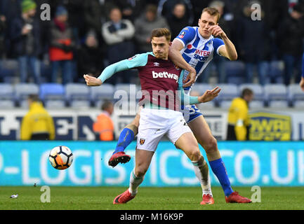 West Ham United's Toni Martinez (à gauche) et Wigan Athletic's Dan Burn en concurrence pour la possession au cours de l'Emirates en FA Cup, quatrième ronde match à la DW Stadium, Wigan. Banque D'Images