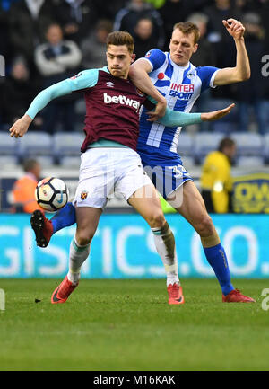 West Ham United's Toni Martinez (à gauche) et Wigan Athletic's Dan Burn en concurrence pour la possession au cours de l'Emirates en FA Cup, quatrième ronde match à la DW Stadium, Wigan. Banque D'Images