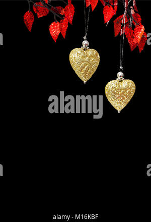 Arrière-plan de la Saint-Valentin avec coeurs d'or suspendu à feuilles rouges sur fond noir. Banque D'Images