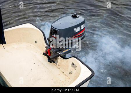 Haugesund, Norvège - janvier 10, 2018 : le démarrage d'un moteur hors-bord Yamaha sur un bateau en plastique, de la fumée provenant du moteur. Banque D'Images