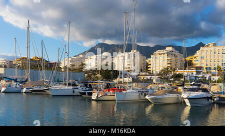 Marbella, Costa del Sol, la province de Malaga, Andalousie, Espagne du sud. Yachts dans Puerto Deportivo Marina la Bajadilla. Banque D'Images