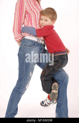 Le garçon joue avec maman, studio photo Banque D'Images