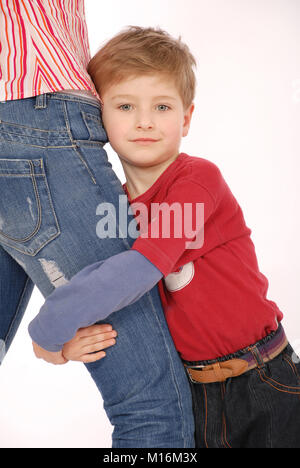 Le garçon joue avec maman, studio photo Banque D'Images