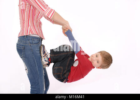 Le garçon joue avec maman, studio photo Banque D'Images