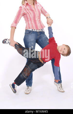 Le garçon joue avec maman, studio photo Banque D'Images