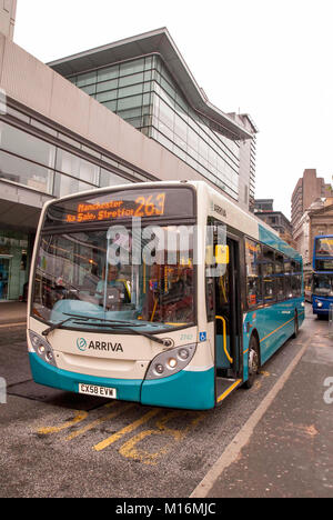 Bus arriva au Piccadilly Gardens Plaza station de bus de Manchester. Banque D'Images