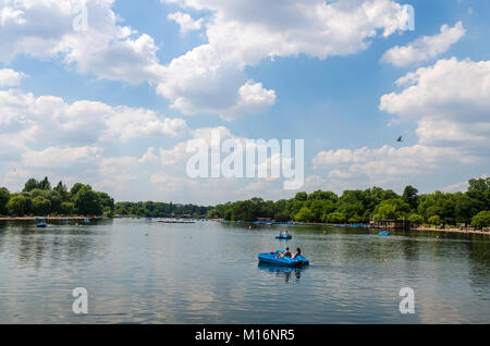 Les couples et les touristes apprécient les activités nautiques sur la serpentine, à Hyde Park en été, Londres, Royaume-Uni Banque D'Images