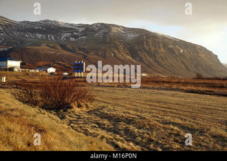 Une petite ville d'Islande avec des montagnes enneigées derrière. Banque D'Images