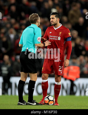 Le centre de Liverpool, Emre Can (à droite) parle avec match arbitre Craig Pawson (à gauche) au cours de l'Emirates en FA Cup, quatrième match à Anfield, Liverpool. Banque D'Images