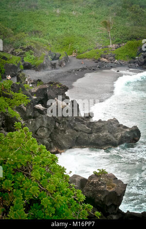 Une plage de sable noir de la côte de Maui, Hawaii, à l'Waiʻanapanapa State Park. Banque D'Images