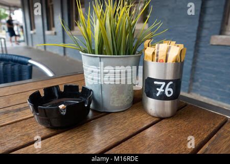 Un cendrier sur la table extérieure d'un café Australie rurale Banque D'Images