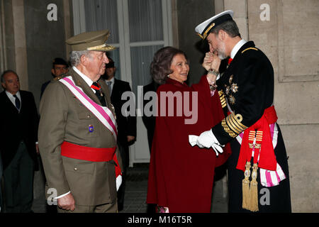 Roi d'Espagne Felipe VI avec d'anciens rois Juan Carlos et Sofia en 2018 Pâques militaire à RoyalPalace à Madrid le samedi 6 janvier 2017. © Casa de Su Majestad el Rey Crédit : Gtres información más Comuniación sur ligne, S.L./Alamy Live News Banque D'Images