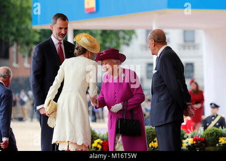 Roi d'Espagne Felipe VI et La Reine Letizia avec la reine Elizabeth II et le Prince Philip, duc d'Édimbourg à l'occasion de la cérémonie d'accueil au cours de leur visite officielle au Royaume-Uni à Londres, le mercredi 12 juillet 2017. Le premier jour de leur circuit 3 jours de United Kingdom © Casa de Su Majestad el Rey Crédit : Gtres información más Comuniación sur ligne, S.L./Alamy Live News Banque D'Images