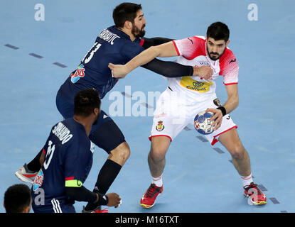 Zagreb, Croatie. 26 janvier, 2018. Nikola Karabatic(L) de la France rivalise avec Eduardo Gurbindo de l'Espagne au cours de l'Euro de handball EHF 2018 demi-finale entre la France et l'Espagne à Zagreb, Croatie, le 26 janvier 2018. L'Espagne a gagné par 27-23 . Crédit : Igor Kralj/Xinhua/Alamy Live News Banque D'Images