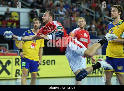 Zagreb, Croatie. 26 janvier, 2018. Henrik Toft Hansen(C) du Danemark fait concurrence au cours de l'Euro de handball EHF 2018 demi-finale entre le Danemark et la Suède à Zagreb, Croatie, le 26 janvier 2018. La Suède a gagné en prolongation par 35-34. Crédit : Igor Kralj/Xinhua/Alamy Live News Banque D'Images