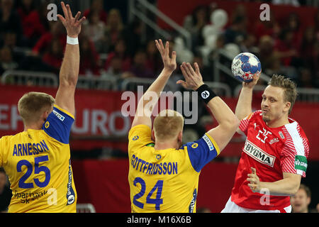 Zagreb, Croatie. 26 janvier, 2018. Morten Toft Olsen (R) du Danemark pousses durant l'Euro de handball EHF 2018 demi-finale entre le Danemark et la Suède à Zagreb, Croatie, le 26 janvier 2018. La Suède a gagné en prolongation par 35-34. Credit : Dalibor Urukalovic/Xinhua/Alamy Live News Banque D'Images