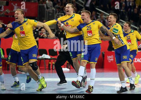 Zagreb, Croatie. 26 janvier, 2018. Les joueurs de Suède célébrer après avoir remporté l'Euro de handball EHF 2018 demi-finale entre le Danemark et la Suède à Zagreb, Croatie, le 26 janvier 2018. La Suède a gagné en prolongation par 35-34. Crédit : Igor Kralj/Xinhua/Alamy Live News Banque D'Images