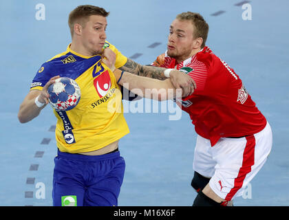 Zagreb, Croatie. 26 janvier, 2018. Jim Gottfridsson (L) de la Suède rivalise avec Rene Toft Hansen du Danemark au cours de l'Euro de handball EHF 2018 demi-finale entre le Danemark et la Suède à Zagreb, Croatie, le 26 janvier 2018. La Suède a gagné en prolongation par 35-34. Crédit : Igor Kralj/Xinhua/Alamy Live News Banque D'Images