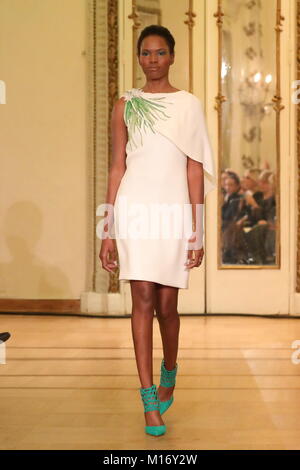 Rome, Italie. 26 janvier, 2018. Renato Balestra Défilé haute couture nouvelle collection printemps été 2018 à Brancaccio Palace à Rome Crédit : Massimo danza/Alamy Live News Banque D'Images