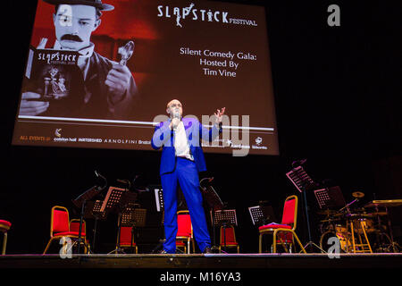 Bristol, Royaume-Uni. 27 janvier, 2018. Tim Vine hôte du festival de comédie burlesque Bristol silencieux Gala 2018 sur la scène du Colston Hall Crédit : David Betteridge/Alamy Live News Banque D'Images