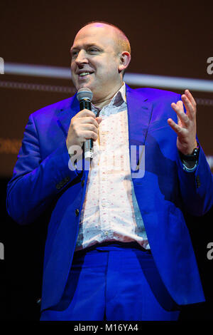 Bristol, Royaume-Uni. 27 janvier, 2018. Tim Vine hôte du festival de comédie burlesque Bristol silencieux Gala 2018 sur la scène du Colston Hall Crédit : David Betteridge/Alamy Live News Banque D'Images