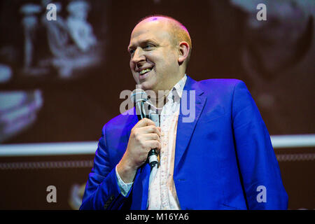 Bristol, Royaume-Uni. 27 janvier, 2018. Tim Vine hôte du festival de comédie burlesque Bristol silencieux Gala 2018 sur la scène du Colston Hall Crédit : David Betteridge/Alamy Live News Banque D'Images