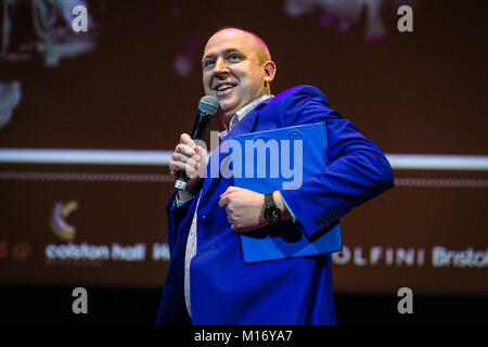 Bristol, Royaume-Uni. 27 janvier, 2018. Tim Vine hôte du festival de comédie burlesque Bristol silencieux Gala 2018 sur la scène du Colston Hall Crédit : David Betteridge/Alamy Live News Banque D'Images