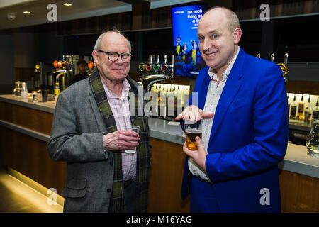 Bristol, Royaume-Uni. 27 janvier, 2018. Graeme Goodie Jardin et hôte de la soirée Tim Vine au Bristol Festival comédie burlesque muet Gala 2018 à la Colston Hall Crédit : David Betteridge/Alamy Live News Banque D'Images